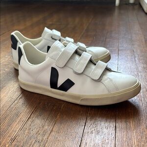 Veja White & Black Sneakers 🖤🤍